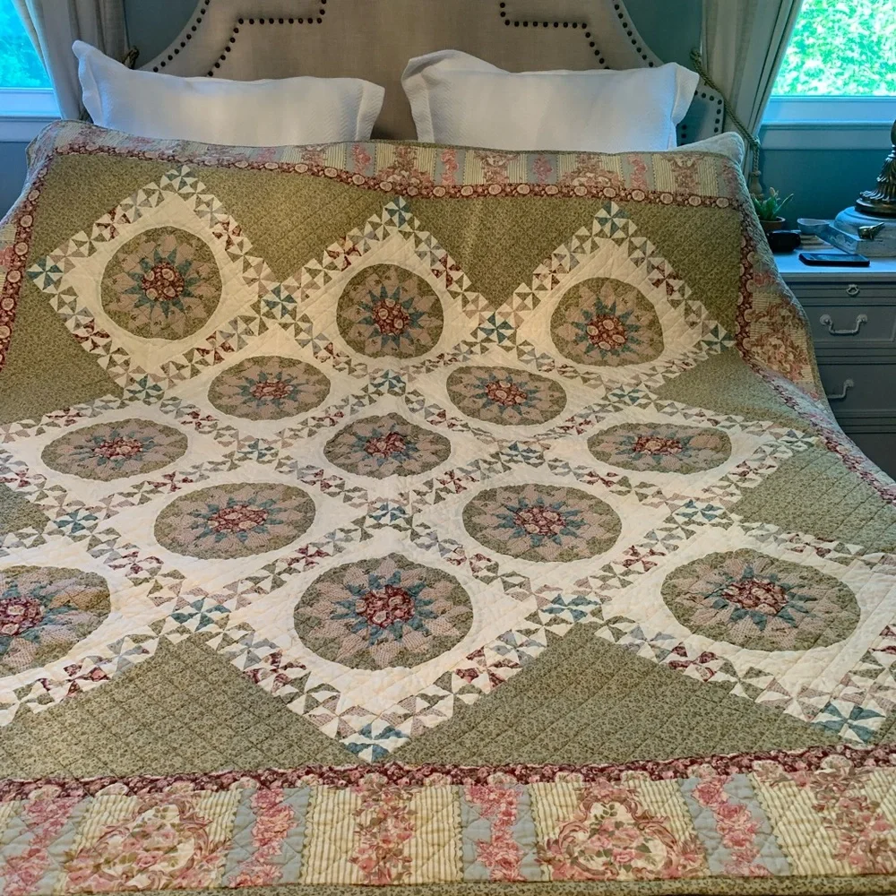 Elegant Patchwork Quilt - Green and Cream